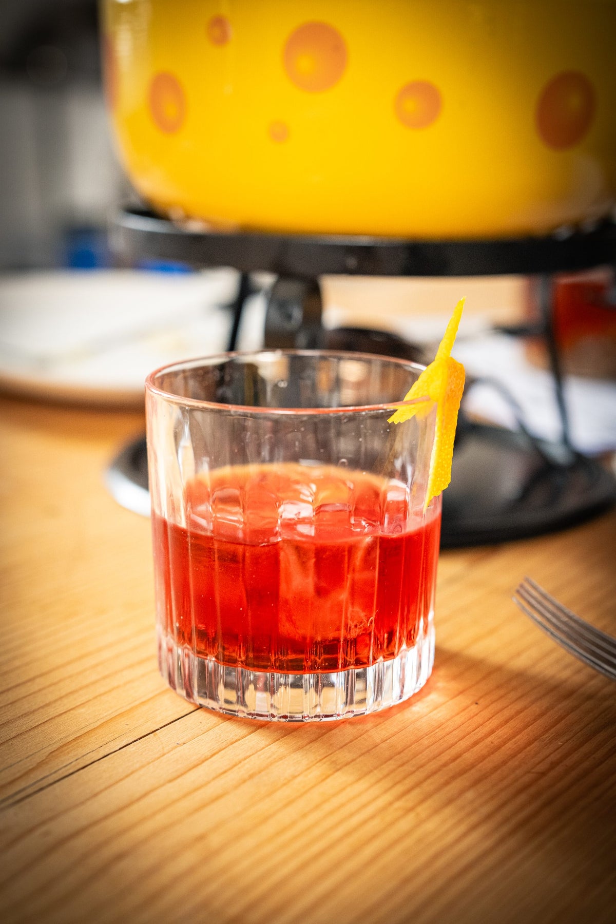 Negroni vor dem Caquelon an der Bar im GIN LAB Basel
