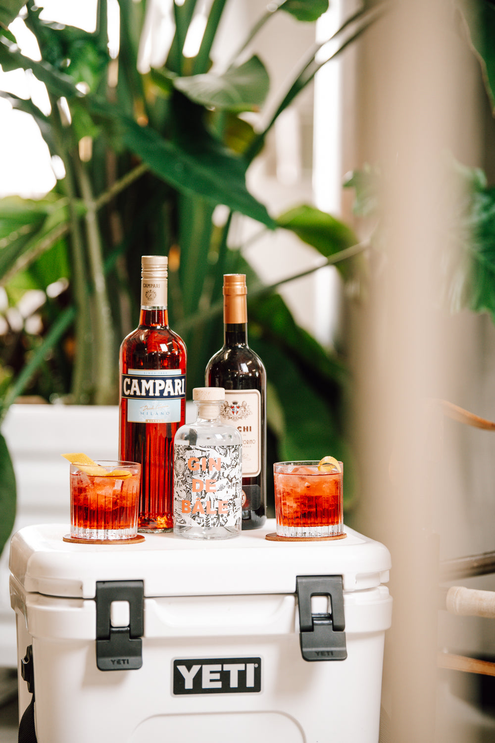 Campari, roter Wermut und zwei fertige Negroni im Glas