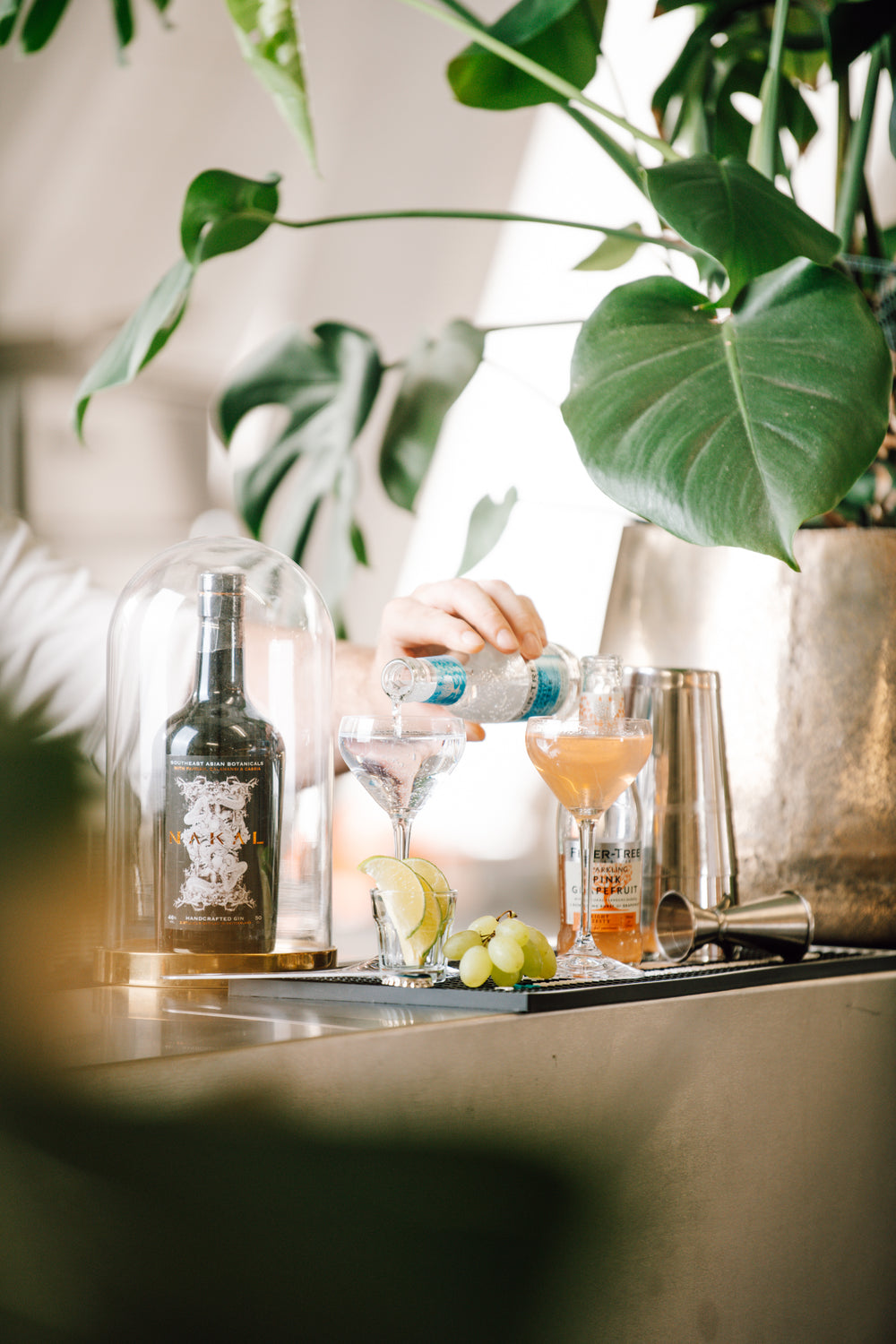 Drink wird an der Bar mit Tonic aufgefüllt, Brennerei Aktienmühle Basel