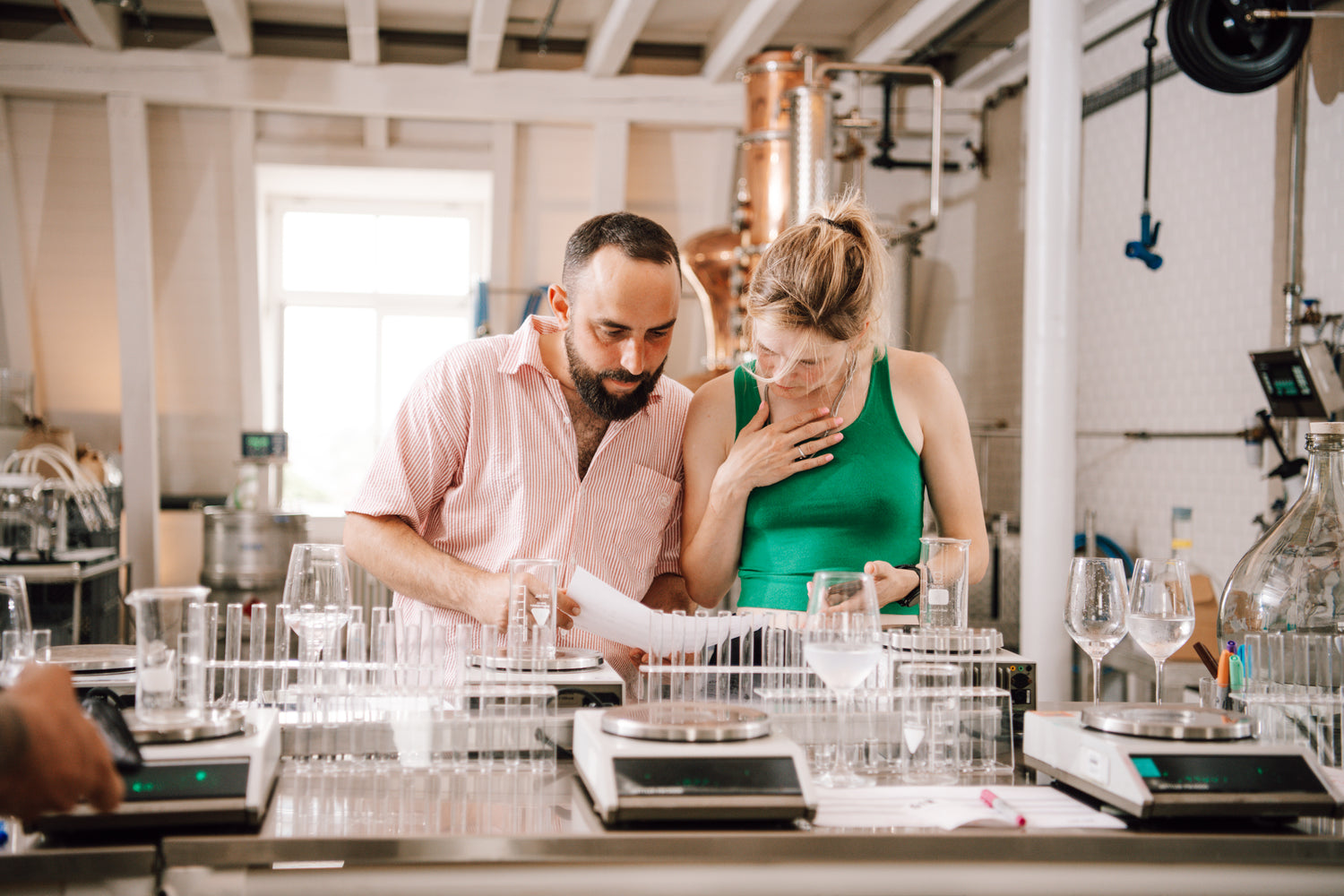 Firmenanlass im GIN LAB. Basel: zwei Teilnehmende entwickeln an der Destille ihre eigene Gin-Rezeptur