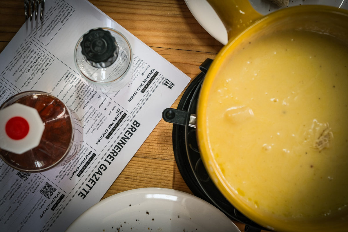 Brennerei-Gazette am Fondue-Tisch im GIN LAB Basel