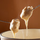 Geschmolzener Käse am Fondue-Abend in der Brennerei Aktienmühle Basel