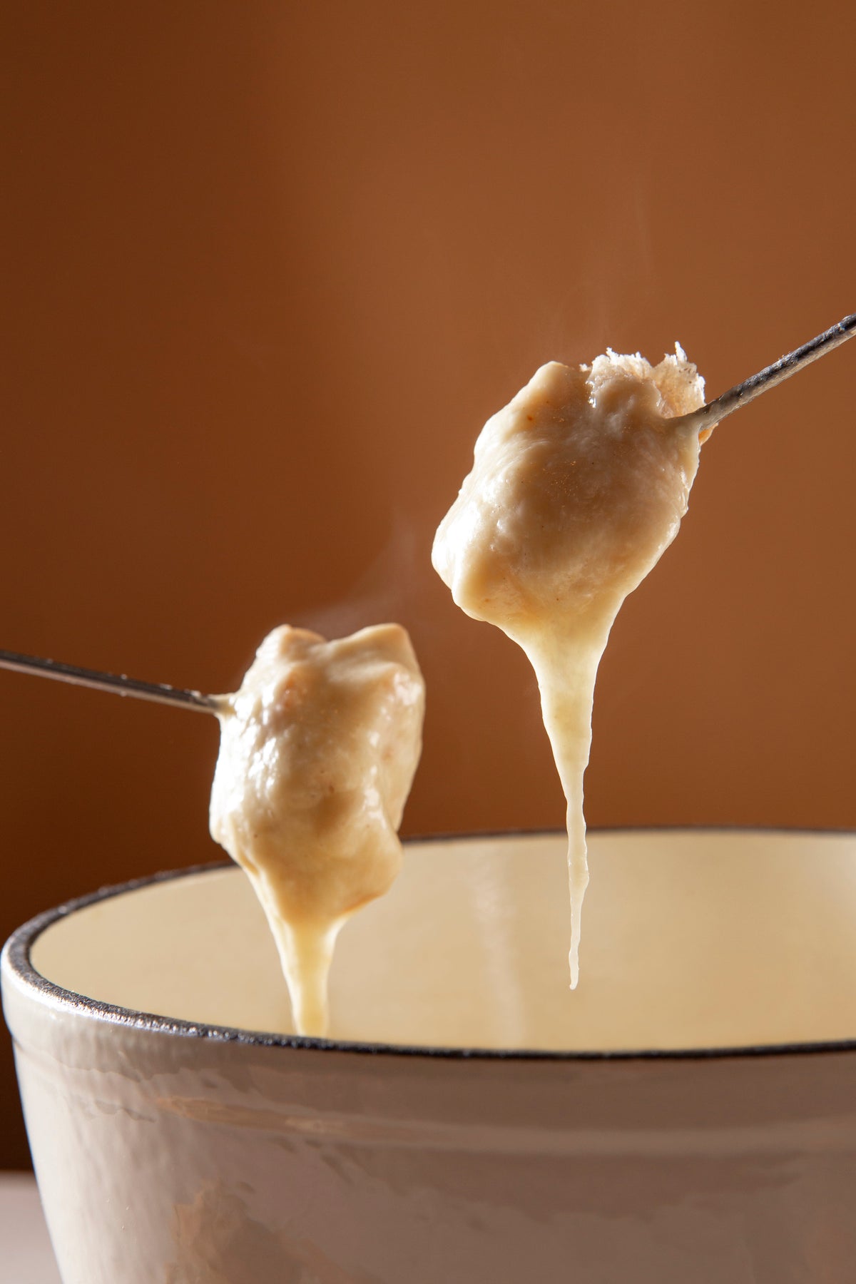Geschmolzener Käse am Fondue-Abend in der Brennerei Aktienmühle Basel