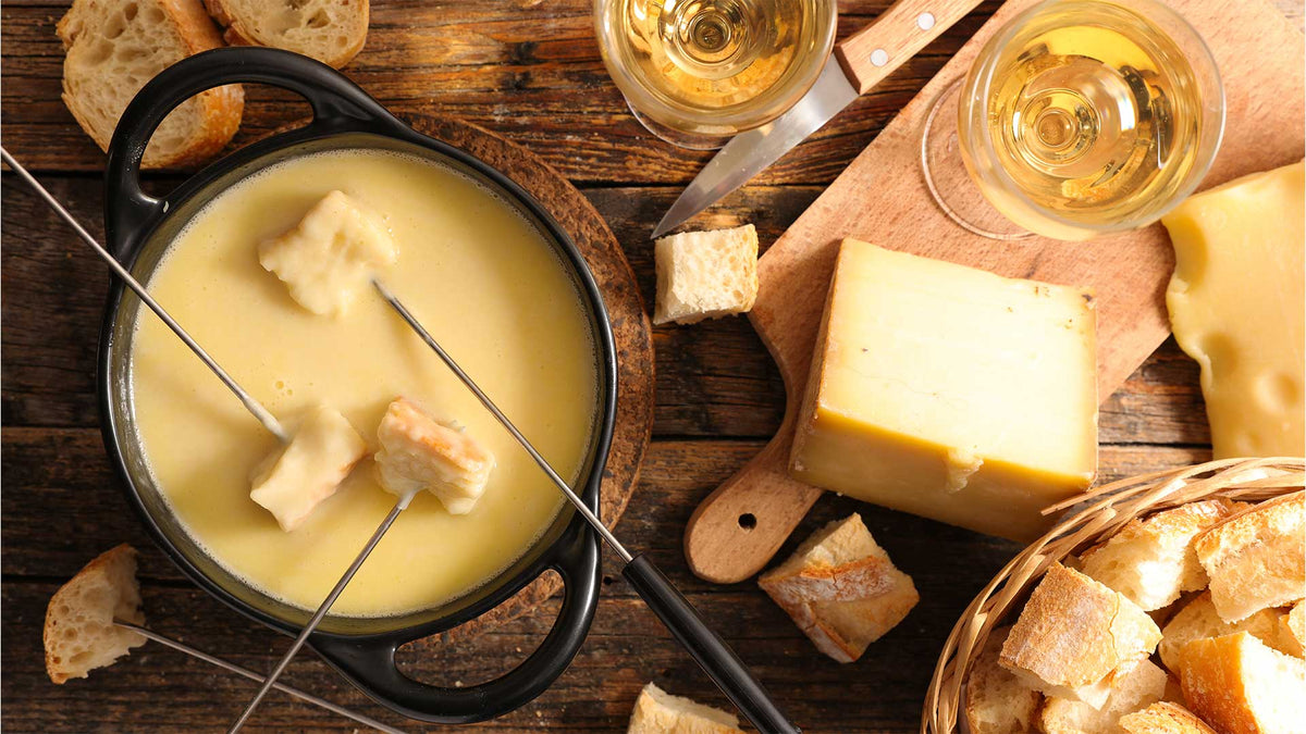 Fondue-Abend in der Brennerei Aktienmühle Basel — gedeckter Tisch mit Caquelon