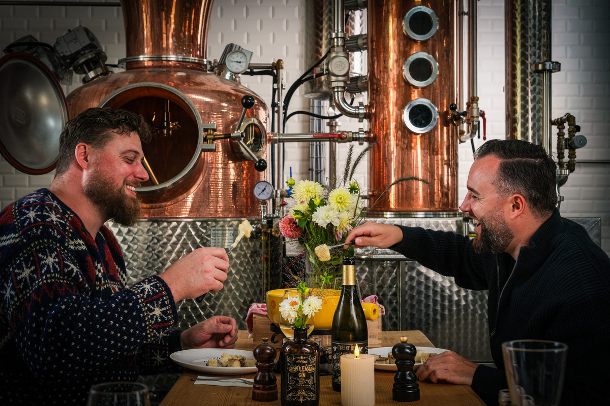 Zwei Gäste beim Fondue vor der Pot Still im GIN LAB Basel