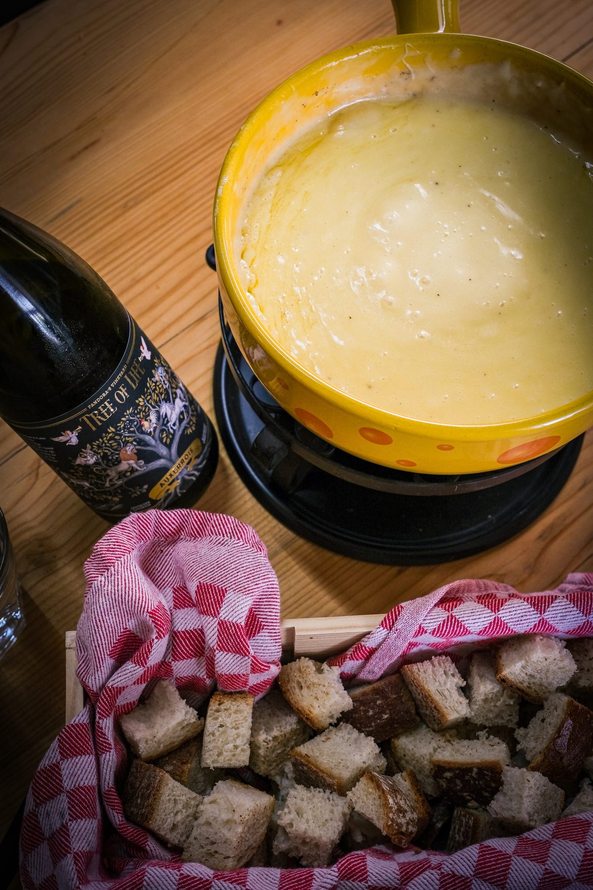 Gelbes Caquelon mit Fondue und Brotkorb in der Brennerei Aktienmühle Basel